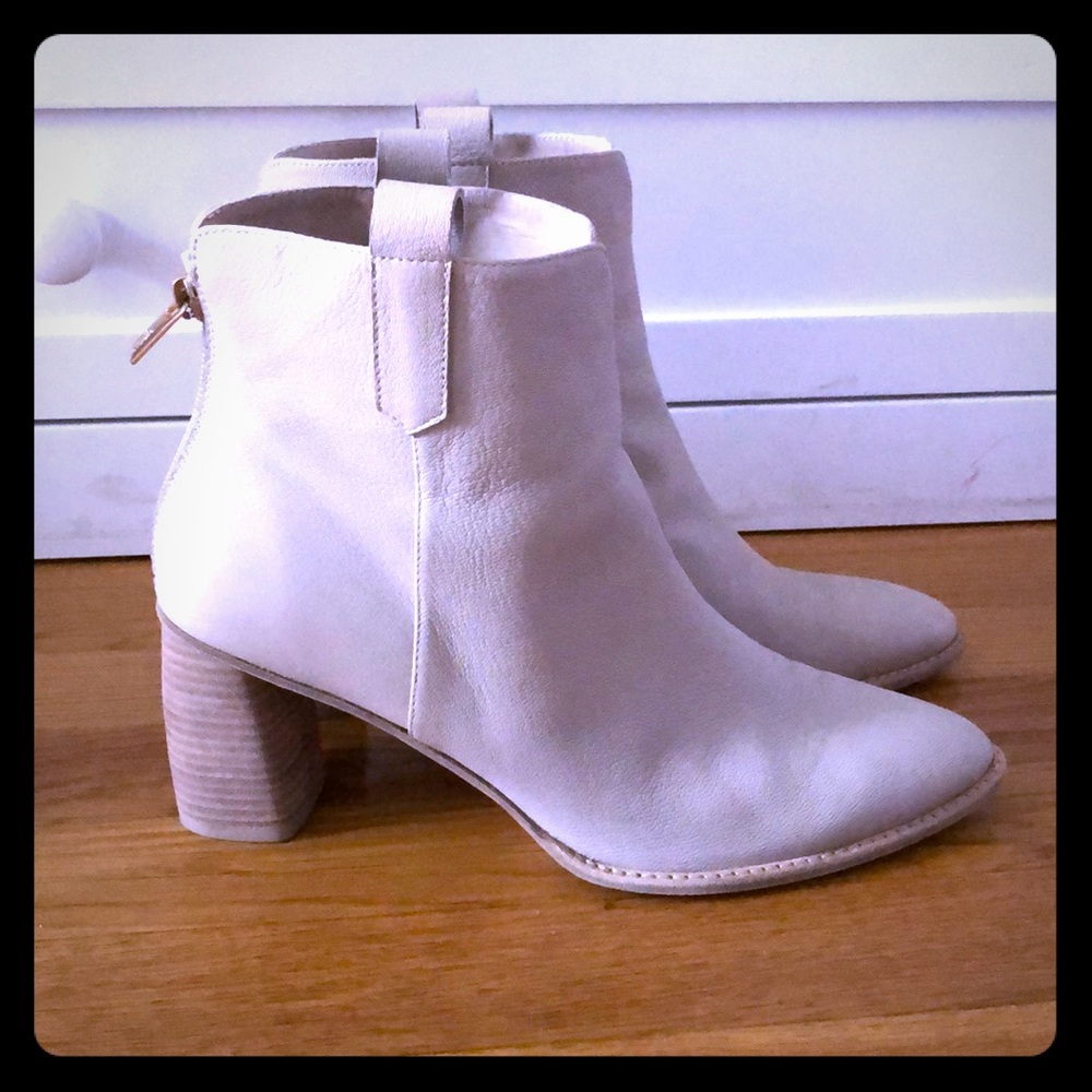Size 9.5 Stuart Weitzman Nude Leather Bootie